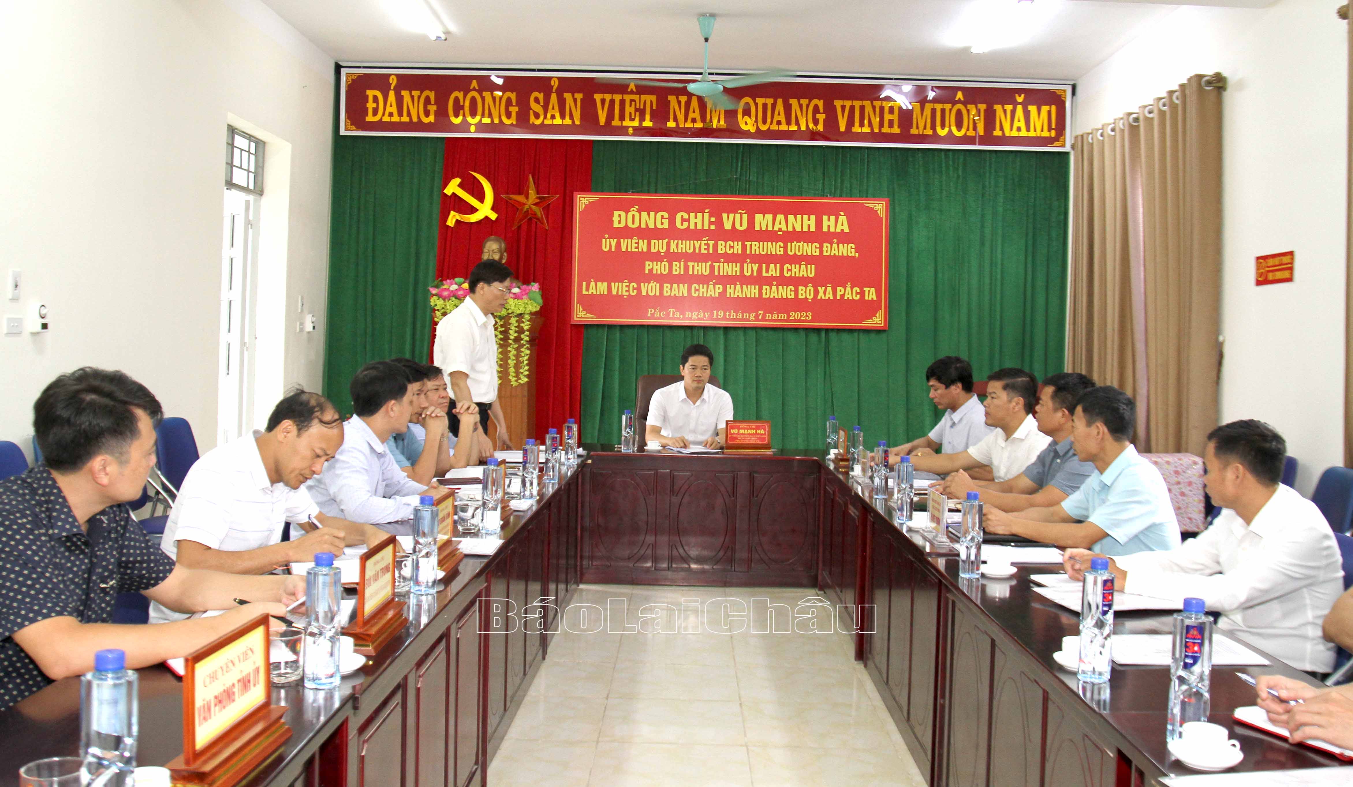 Quang cảnh buổi làm việc tại xã Pắc Ta.